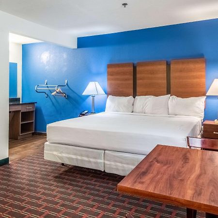 Rodeway Inn Вітерфорд Екстер'єр фото