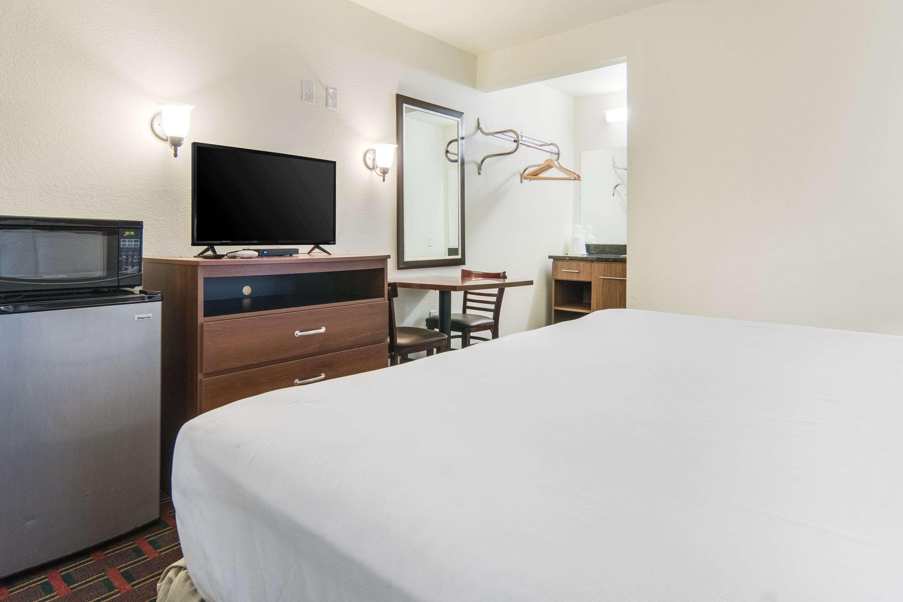 Rodeway Inn Вітерфорд Екстер'єр фото