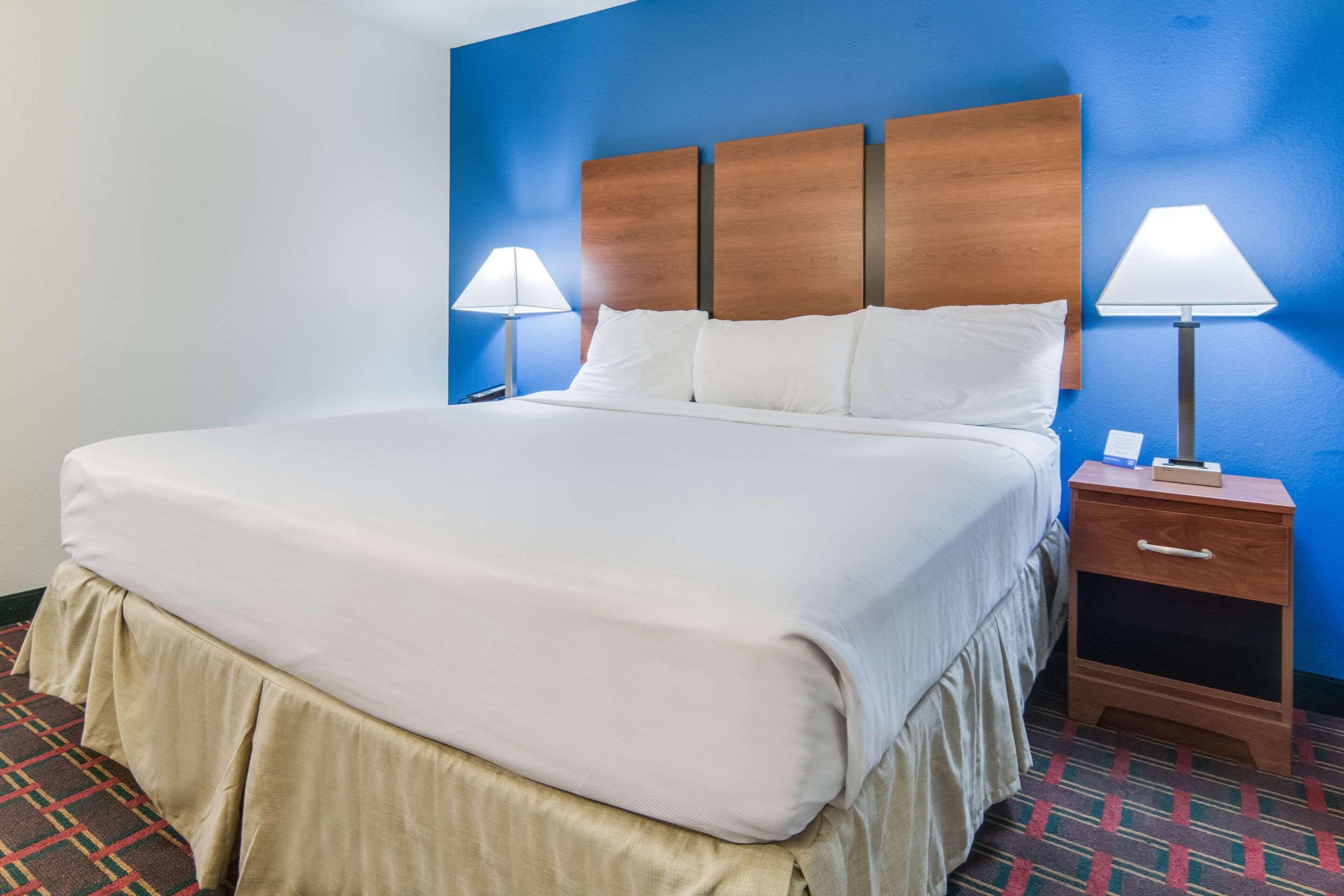 Rodeway Inn Вітерфорд Екстер'єр фото