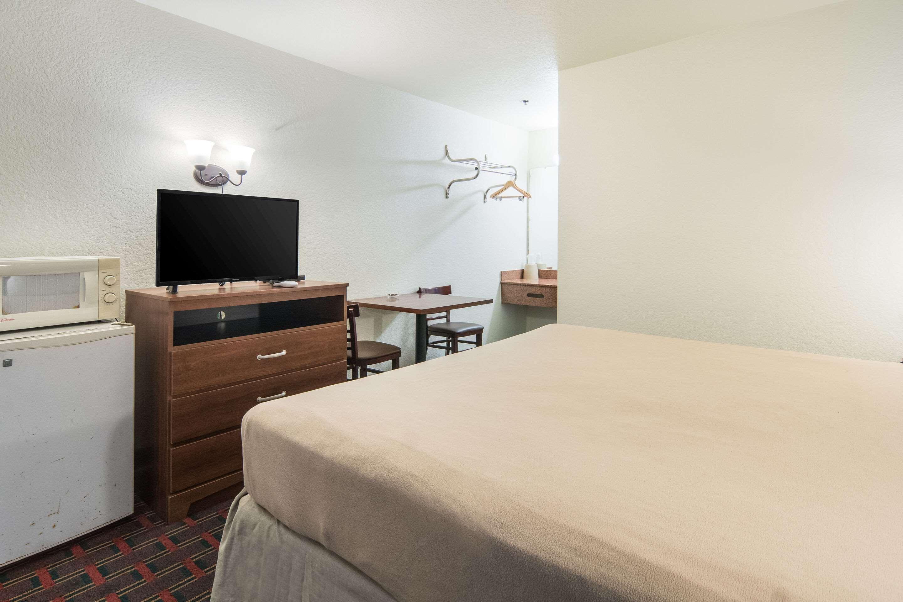 Rodeway Inn Вітерфорд Екстер'єр фото
